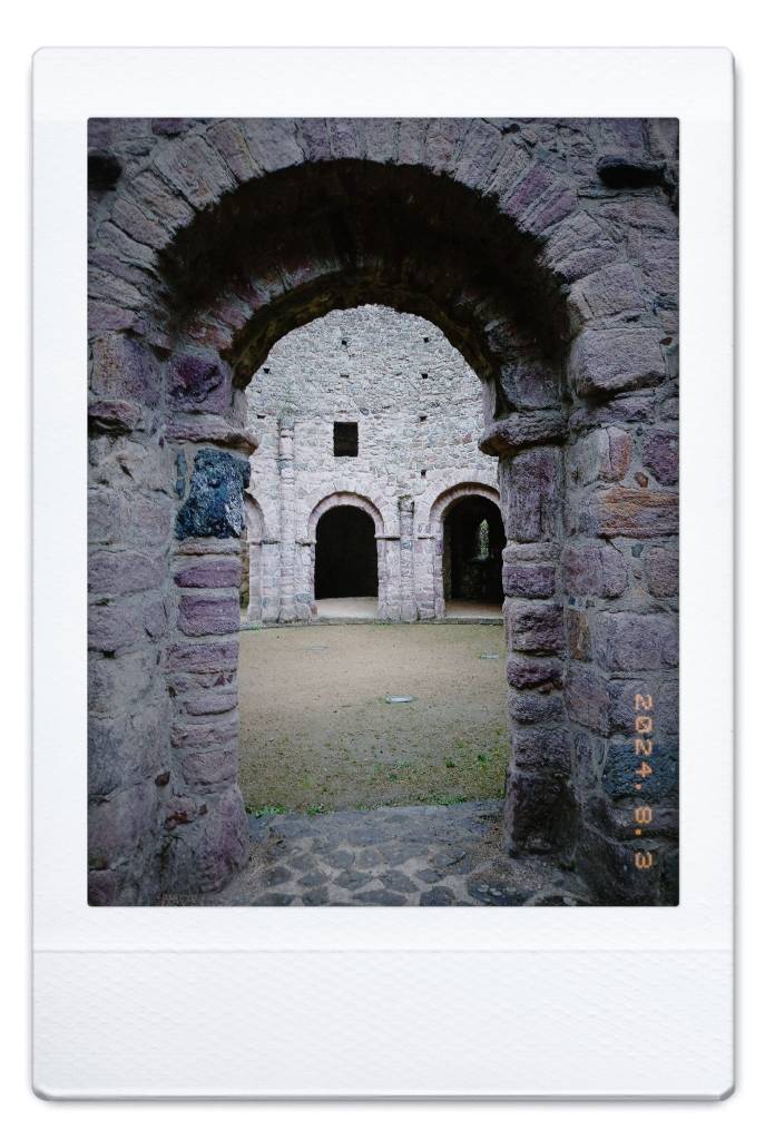 Le temple de Lanleff, Vestiges de l’Art Roman Breton, photo © Öznur Baycan, 2024